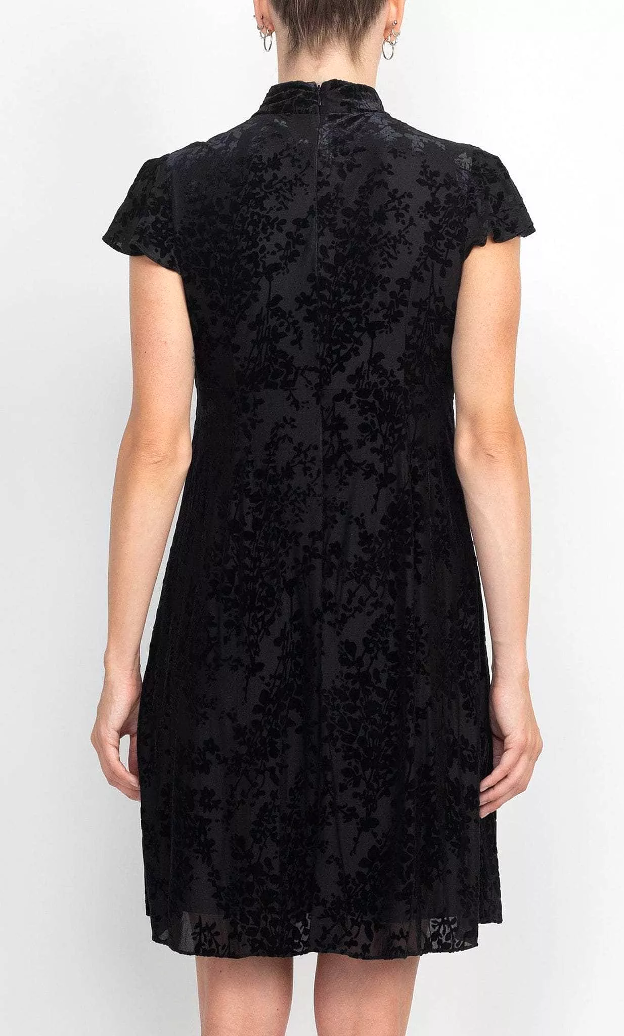 Adrianna Papell AP1D104318 - High Neck Velvet Cocktail Dress