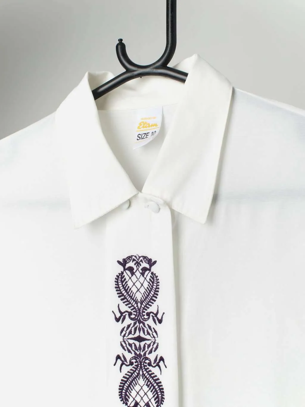 Vintage white loose-fit shirt with embroidered design – Small