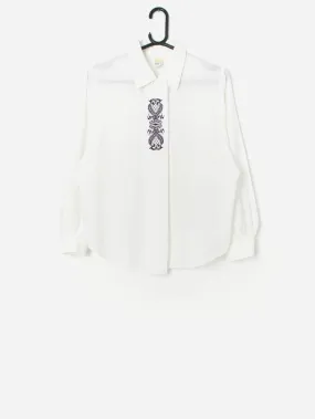 Vintage white loose-fit shirt with embroidered design – Small